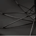 Parapluie homme élégant avec canne en bambou, mécanisme robuste et design raffiné, parfait pour une protection contre la pluie.