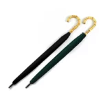 Parapluies homme avec poignée en bambou, élégants et stylés, disponibles en noir et vert pour un look sophistiqué sous la pluie.