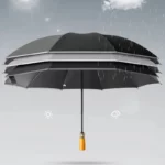 Parapluie inversé automatique, design noir élégant, poignée orange, protection pluie optimale, innovation pratique et stylée.