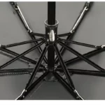 Parapluie noir élégant avec motifs de notes de musique, structure robuste en métal, idéal pour protéger avec style sous la pluie.