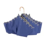 Parapluie pliant bleu 6 baleines avec design ondulé et étoiles dorées, élégant et pratique pour affronter la pluie avec style.