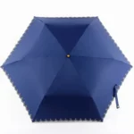 Parapluie pliant bleu avec dentelle, 6 baleines, élégant et chic, vue de dessus, design stylé, protection pluie et accessoire mode.