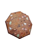Parapluie pliant avec motifs d'animaux colorés (chats, tortues, oiseaux, éléphants) sur fond brun, idéal pour égayer les jours pluvieux.
