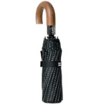 Parapluie pliant homme élégant noir rayé blanc avec housse design et manche en bois, parfait pour une protection raffinée.