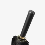 Parapluie pliant semi-automatique noir avec manche cuir et détails dorés, alliant élégance et praticité pour affronter la pluie.