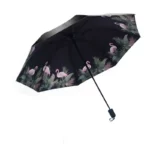 Parapluie tempête compact avec motifs flamants roses et feuillage tropical, alliant style et protection efficace contre la pluie.