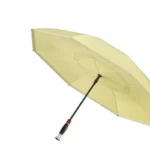 Parapluie tempête double couche jaune, robuste et élégant, avec structure noire, parfait pour affronter vents et pluie.