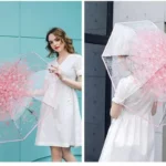 Femme avec parapluie transparent fleuri, motifs roses, robe blanche, fond coloré, accessoire élégant de la collection [Collection].