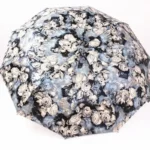 Parapluie vintage au motif floral avec roses sur fond bleu et noir, élégant et pratique pour un style raffiné sous la pluie.