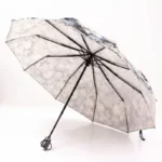 Parapluie vintage fleuri avec motifs de roses, design élégant, accessoire chic de protection contre la pluie et intempéries.