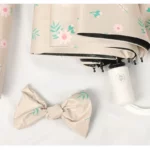 Parapluie automatique fleuri beige avec motifs floraux élégants et nœud assorti, accessoire parfait pour la pluie et la mode.