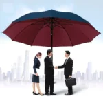 Parapluie XXL pliable 185 cm, idéal pour professionnels, offrant une protection maximale contre la pluie en milieu urbain.