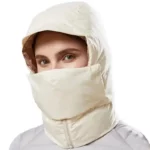 Femme avec capuche de pluie beige 3 en 1, élégante et pratique, idéale contre les intempéries, issue de la collection [Collection].