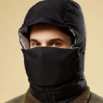Homme en manteau noir 3 en 1 avec capuche et masque, idéal pour affronter la pluie et les intempéries avec style et protection.