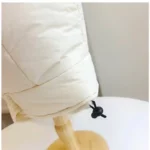 Capuche de pluie chaude en parapluie blanc doux avec cordon noir, design élégant et pratique de la collection [Collection].