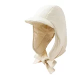 Capuche de pluie beige avec visière et liens ajustables, idéale pour rester au sec et au chaud. Accessoire pratique et stylé.