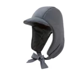 Chapeau de pluie chaud en tissu gris avec visière et rabats latéraux, parfait pour une protection contre le froid et l'humidité.