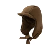 Capuche matelassée marron avec visière et attaches, résistante au froid et pluie, style tendance et pratique pour extérieur.