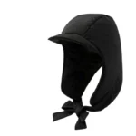 Capuche de pluie chaude en tissu imperméable noir avec visière, liens sous menton, idéale pour protection contre la pluie.