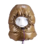Capuche de pluie en duvet doré, design chic et pratique, élastique ajusté pour protéger efficacement la tête contre l'humidité.