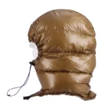 Capuche marron en duvet, résistante à la pluie, avec cordon ajustable. Idéale pour rester au chaud et au sec en toutes conditions.