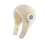 Capuche de pluie crème doublée en fausse fourrure, chaude et stylée, avec logo latéral, idéale pour affronter le froid et l'humidité.