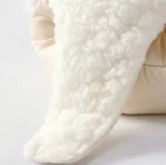 Capuche de pluie intérieur chaud, collection élégante, texture douce et pelucheuse, isolée sur fond neutre.