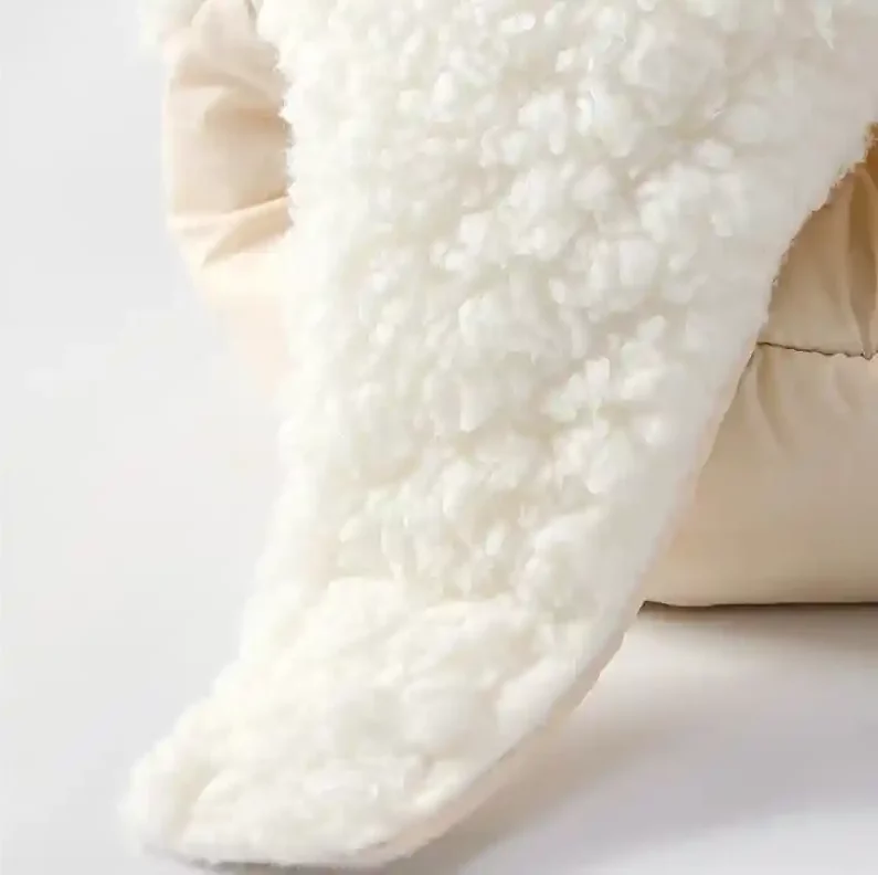 Capuche de pluie intérieur chaud, collection élégante, texture douce et pelucheuse, isolée sur fond neutre.