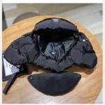 Capuche de pluie style aviateur noire, accessoire imperméable élégant et fonctionnel, parfait pour se protéger lors de jours pluvieux.