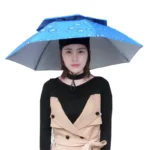 Femme portant un chapeau parapluie coloré, pratique et original, idéal pour se protéger de la pluie avec style et confort.