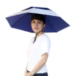 Chapeau parapluie coloré à rayures bleues et blanches, accessoire original pour rester élégant(e) et protégé(e) de la pluie.