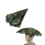 Chapeau parapluie multicolore porté par un mannequin, accessoire pratique et original pour se protéger efficacement de la pluie.