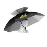 Chapeau parapluie noir avec logo jaune, design innovant pour rester au sec, idéal pour garder les mains libres par temps de pluie.