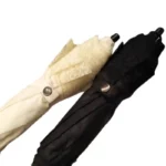 Parapluie mariage semi-automatique en dentelle beige et noir, détail raffiné, parfait accessoire élégant pour jours de pluie.