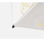 Petit parapluie cœur élégant au motif doré raffiné sur toile blanche, parfait pour allier style et protection contre la pluie.