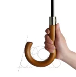 Grand parapluie élégant avec poignée en bois, idéal pour un style raffiné. Accessoire de la collection [Collection], fond blanc.