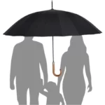 Famille abritée sous un grand parapluie noir élégant, protection contre la pluie, collection [Collection], style raffiné.