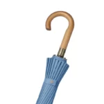 Parapluie élégant bleu avec manche en bois, design plissé raffiné, idéal pour sublimer votre style avec la collection [Collection].