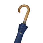 Grand parapluie élégant avec poignée en bois, toile bleu foncé plissée, chic et fonctionnel pour se protéger de la pluie.