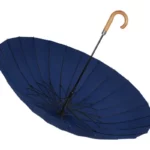 Parapluie élégant bleu marine, structure en métal noir, manche en bois, accessoire chic et pratique de la collection [Collection].