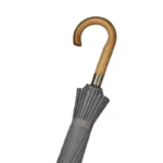 Parapluie élégant avec manche en bois et toile grise plissée, grand format idéal pour un style sophistiqué et protection optimale.