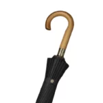 Grand parapluie élégant avec poignée en bois, design noir plissé, parfait pour un style chic et une protection optimale contre la pluie.