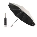 Grand parapluie résistant rétractable noir et crème avec poignée blanche, pratique avec étui de rangement. Protection pluie élégante.