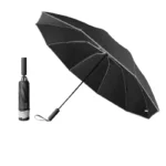 Grand parapluie noir élégant, compact et résistant, idéal pour une protection optimale contre la pluie. Conçu pour durer.