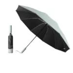 Grand parapluie résistant, élégant en mint et noir, poignée en silicone, avec rangement compact pour un style pratique.