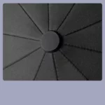 Grand parapluie résistant, design élégant de la collection [Collection], détails soignés de la toile et fixation centrale robuste.