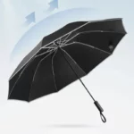 Grand parapluie noir ouvert, robuste et résistant, idéal contre la pluie, issu de la collection [Collection].