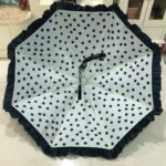 Parapluie femme semi-automatique élégant à pois, bordure froncée, design chic et pratique pour une protection stylée contre la pluie.