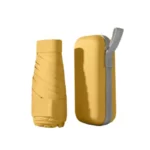 Mini parapluie jaune plié avec étui assorti, compact et pratique, parfait pour une protection élégante contre la pluie.
