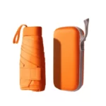 Mini parapluie pliable orange avec étui assorti, léger et pratique, parfait pour se protéger de la pluie au quotidien.